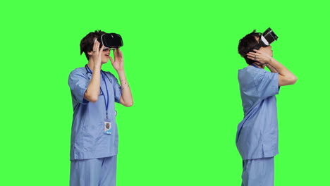 Medizinische-Assistentin-Arbeitet-Mit-Virtual-Reality-Brille-Vor-Greenscreen